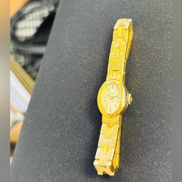 BENRUS Stunning Great Condition Vintage Yellow Gold wristwatch. main image 2